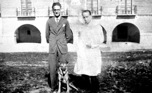 Imagen principal - Arriba, Saturnino Alberto Cantalapiedra con el notario de La Seca. Abajo, Marta Cantalapiedra de Las Heras, biznieta de Gregorio, fundador de la Farmacia Cantalapiedra, e interior de la botica, antes de su desaparición.