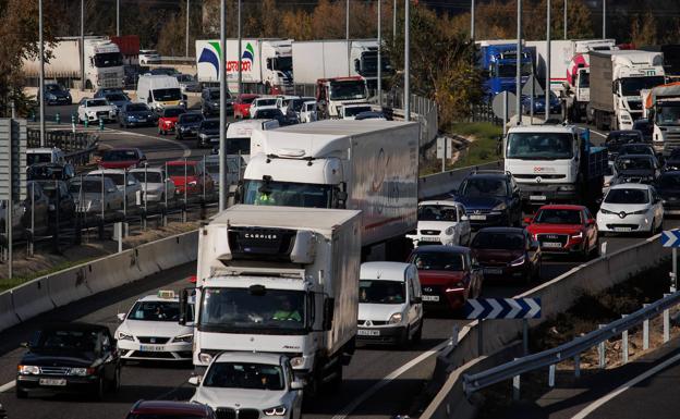 La multa de la DGT por usar las luces de emergencia en un atasco