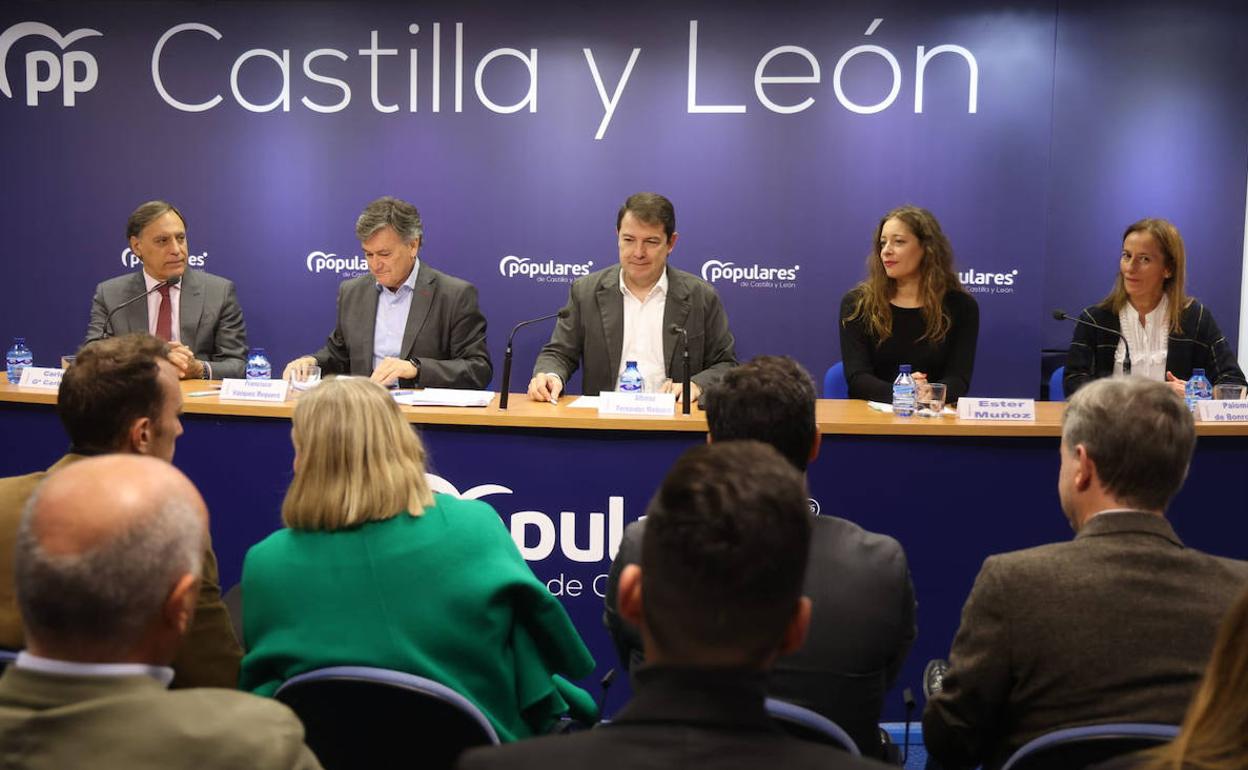 Mañueco y Francisco Vázquez, entre García Carbayo, Ester Muñoz y Paloma Bonrrostro.