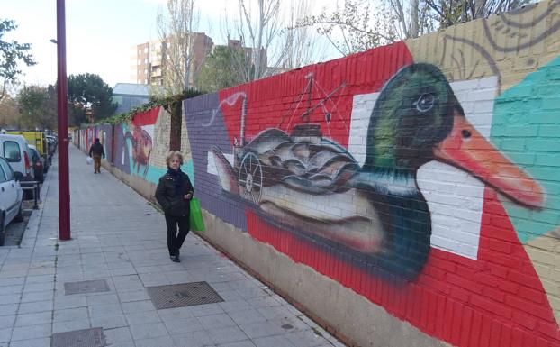 El nuevo mural colaborativo pintado en el muro del instituto Leopoldo Cano de la calle Cigüeña. 