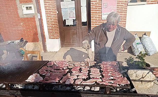 Un vercino asa la carne del marrano. 