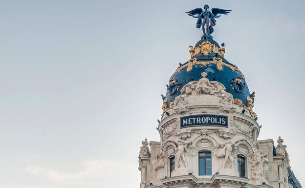 Imagen principal - Arriba, el edificio Metrópolis de Madrid. A la izquierda, el de La Unión y el Fénix de Valladolid. A la izquierda, detalle de la cúpula de la que fuera sede de la aseguradora en Murcia, construido en 1933.