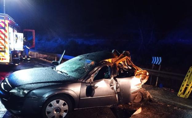 Dos heridos en un accidente entre un camión y un coche en Peñafiel