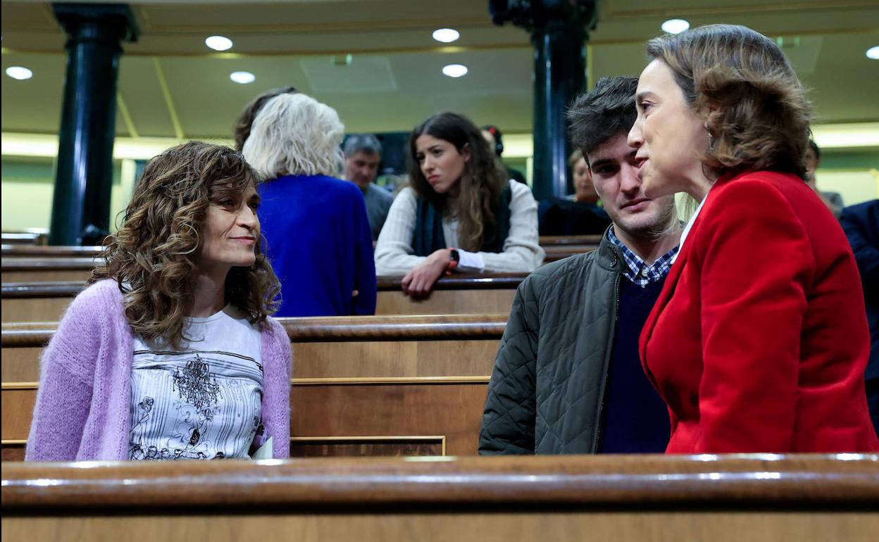 La portavoz del PP, Cuca Gamarra (derecha), habla con unos ciudadanos en el Congreso de los Diputados.