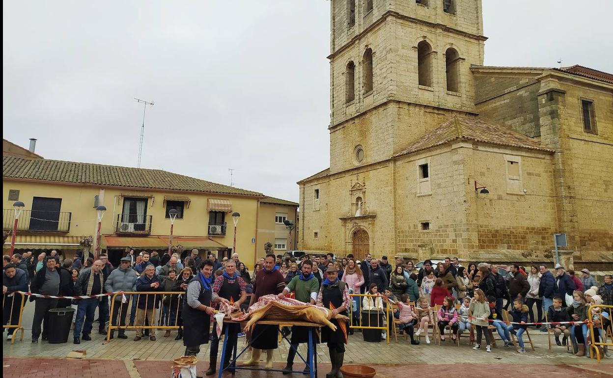 Los matanceros despiezan al cerdo en la plaza de Villabrágima. 