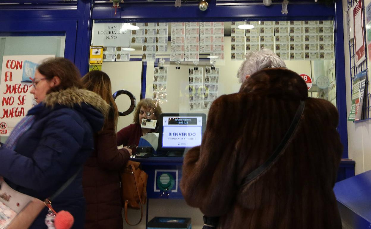 Colas en una adminsitración segoviana de lotería, este lunes.
