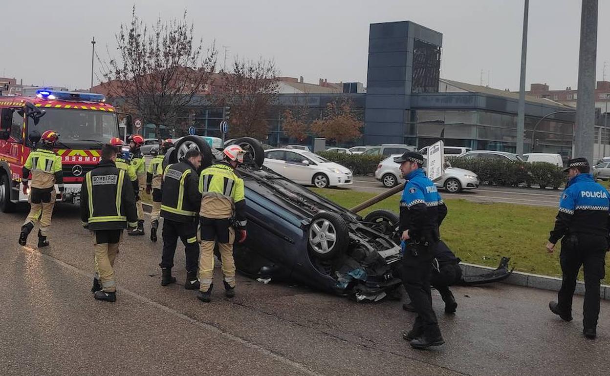 Bomberos y Policía observan el vehículo accidentado. 