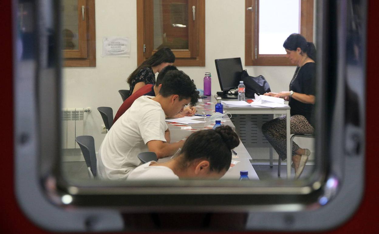 Alumnos de Bachillerato se enfrentan a la EBAU en Segovia.