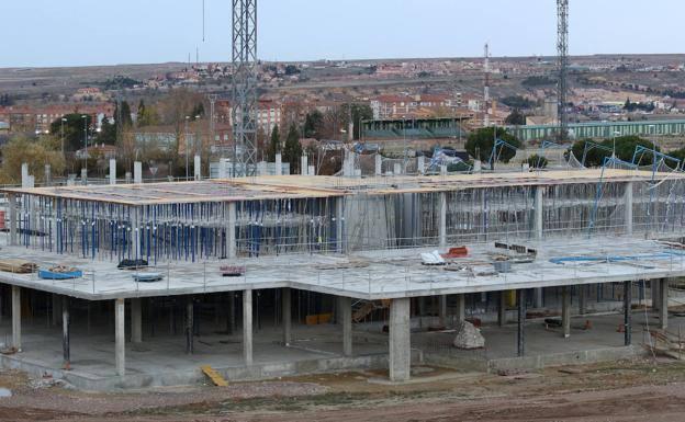 Imagen principal - Arriba, estado de las obras del centro de salud de Nueva Segovia. Abajo, a la izquierda, refuerzo del firme de la CL-601, y a la derecha, andamios de los trabajos en viviendas de 'El Mayorazgo y 'La Fresneda'. 