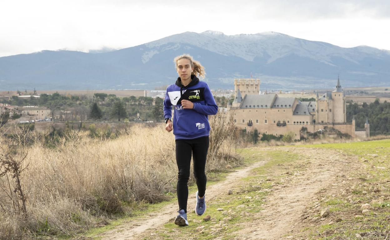 Idaira Prieto corre por un camino a las afueras de Segovia.