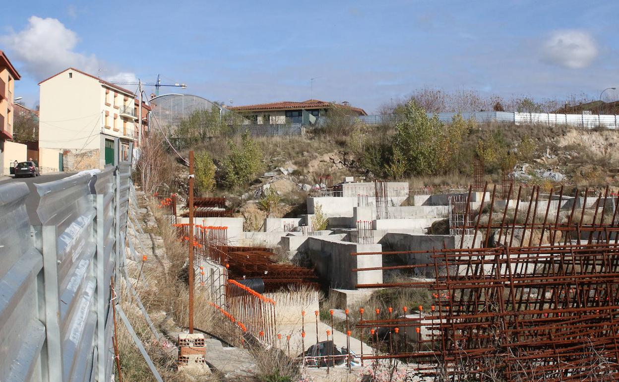 Material de obra en la parcela donde se construye el centro de FP de San Lorenzo.