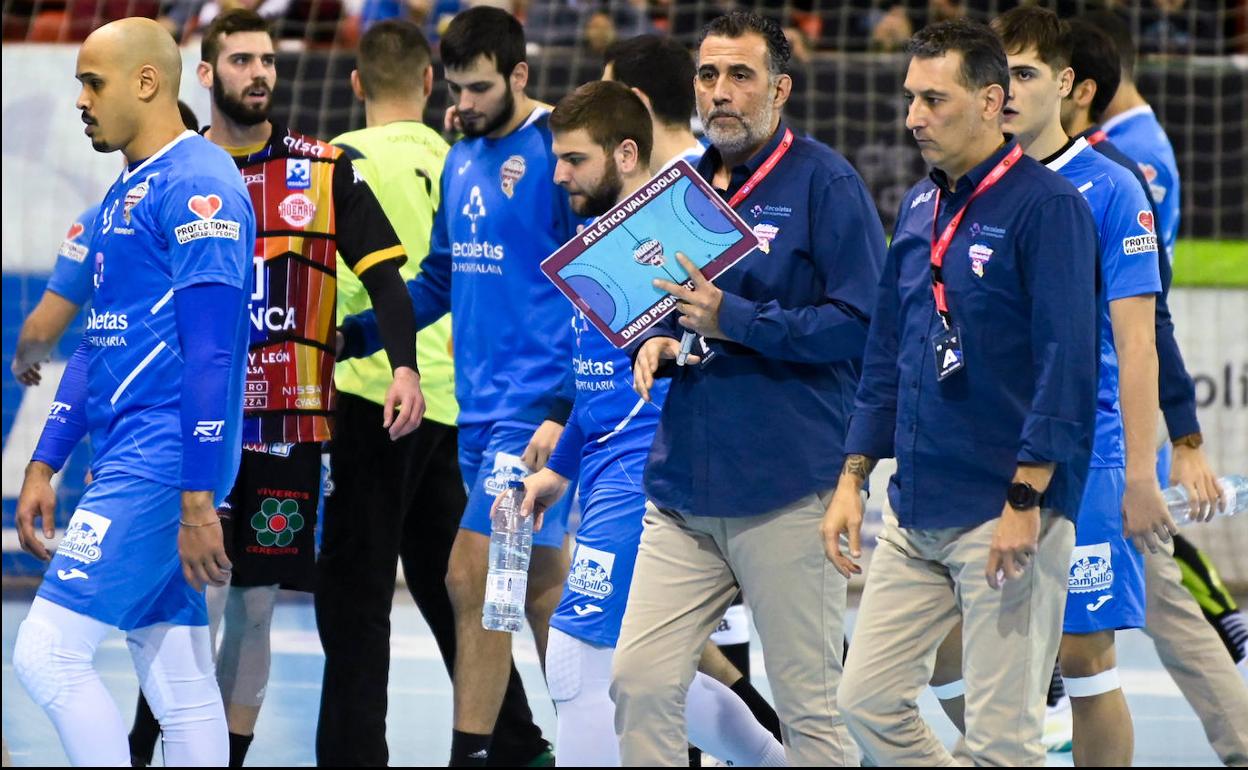 Pisonero, pizarra en mano, durante el partido frente al Ademar. 