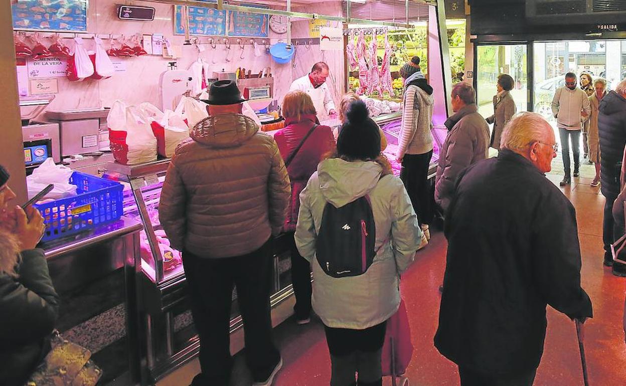 Clientes esperan su turno en los distintos puestos de la Plaza de Abastos, con mucha afluencia los días previos al puente.