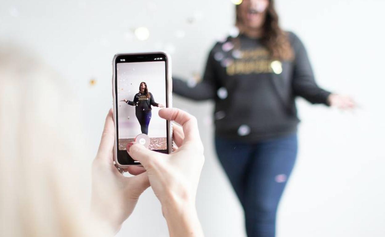 Dos personas creando un vídeo para TikTok