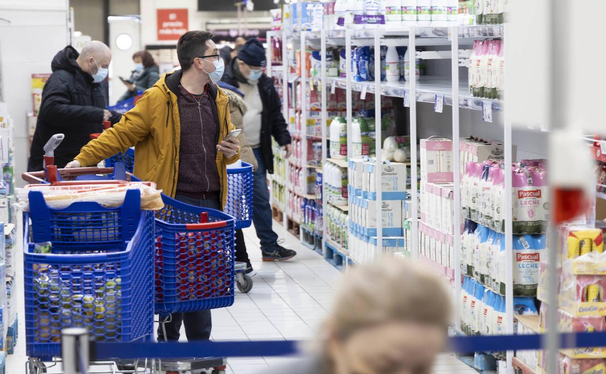 Un grupo de gente haciendo la compra en un supermercado de Valladolid.