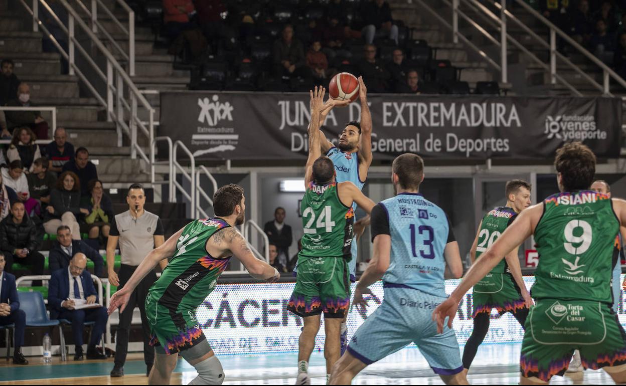 Alec Wintering lanza este miércoles a canasta defendido por el exjugador del Zunder Palencia Dani Rodríguez. 