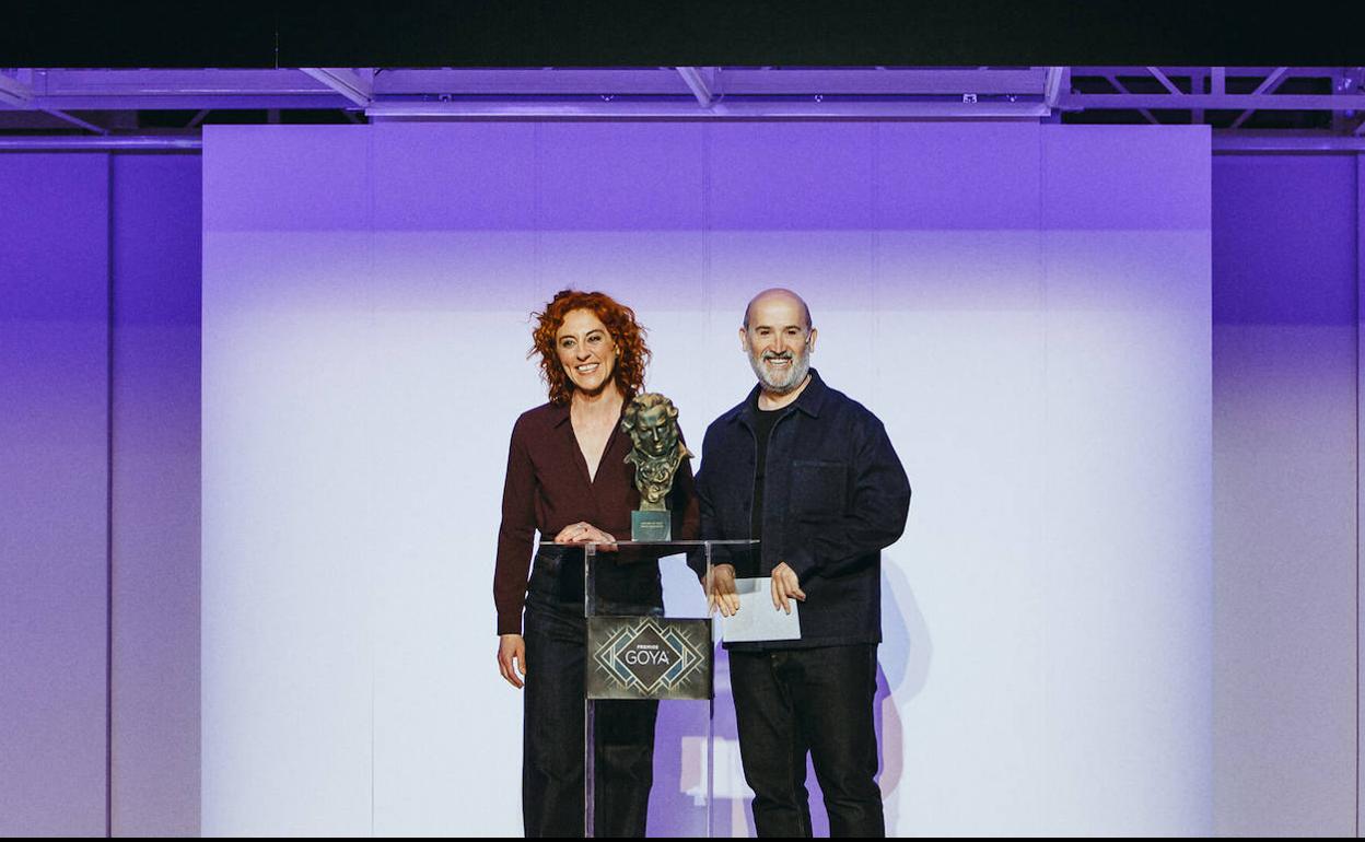 Javier Cámara y Nuria Mencía, en 'Los farsantes'. 