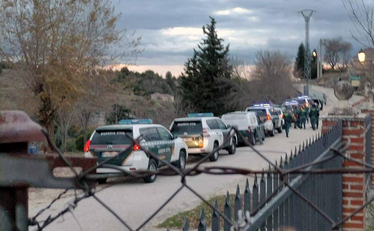 Varios coches y agentes de la Guardia Civil desplegados en el operativo llevado a cabo en Castrojimeno. 