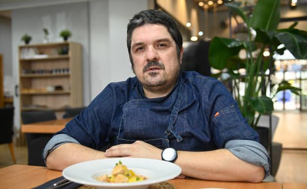 El chef del restaurante Room87, Raúl Domínguez con sus patatas con atún 
