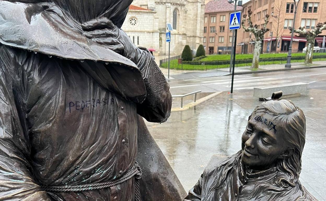 Las esculturas vandalizadas con las palabras 'pederasta' y 'zorrita'. 