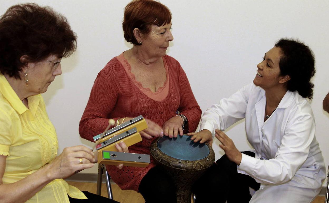 Pacientes en una clase de musicoterapia.