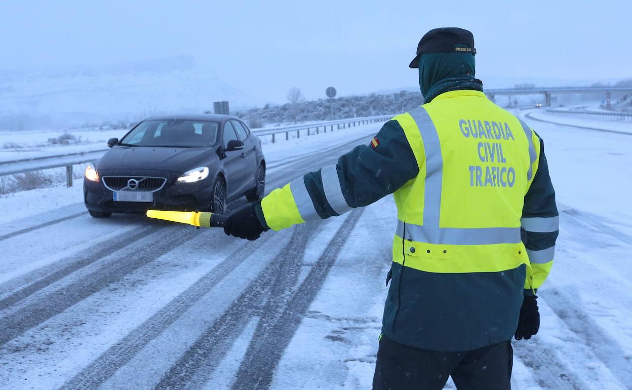 Control de la Guardia Civil de Tráfico para inspeccionar los neumáticos.