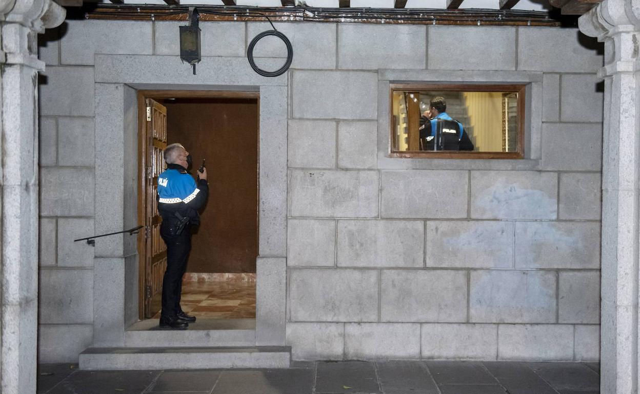 Policía Local acude a un piso de estudiantes ante las quejas vecinales por ruidos.