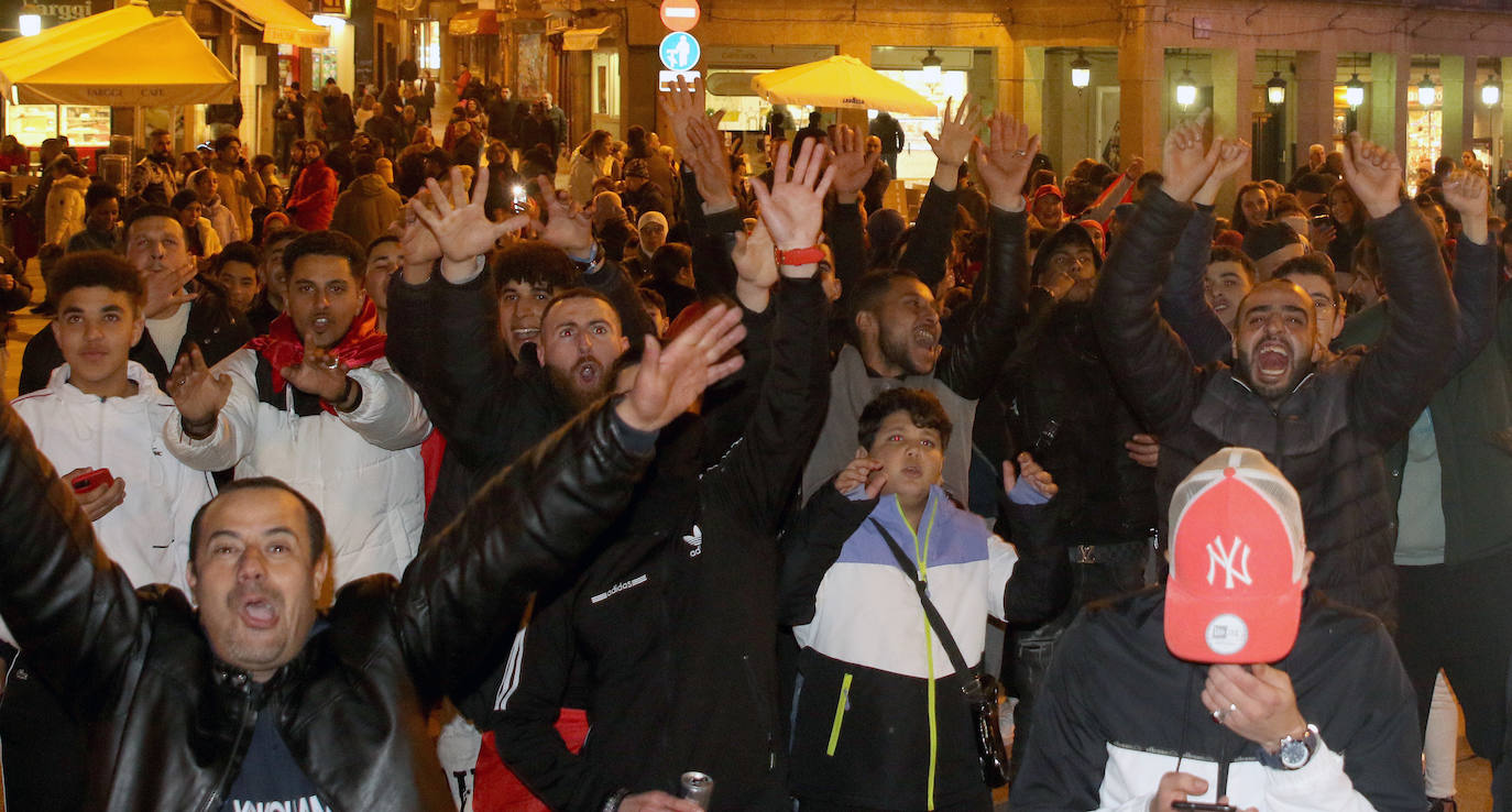 Los marroquíes de Segovia celebran su triunfo en el Mundial. 