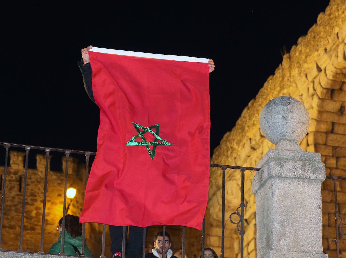 Los marroquíes de Segovia celebran su triunfo en el Mundial. 