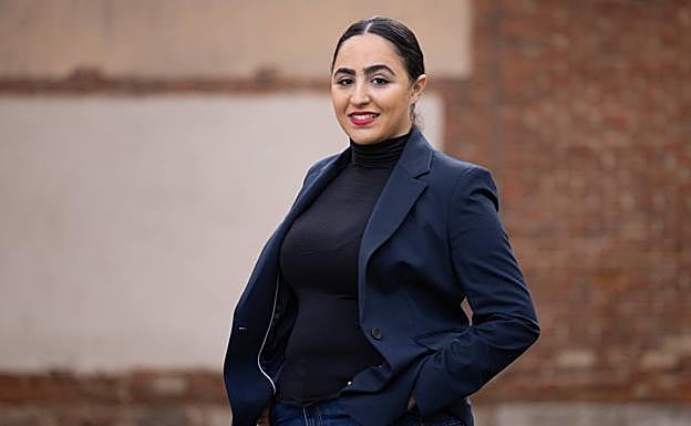 Ibtissane H. junto a la sede de Red Íncola, de donde parten las rutas nocturnas de apoyo a los sin techo.