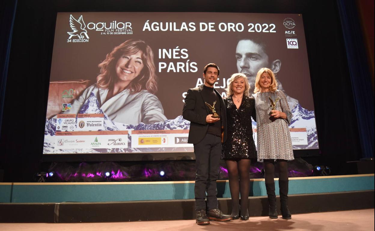 Alejo Sauras e Inés París, tras el recibir el premio, posan con la alcaldesa de Aguilar.