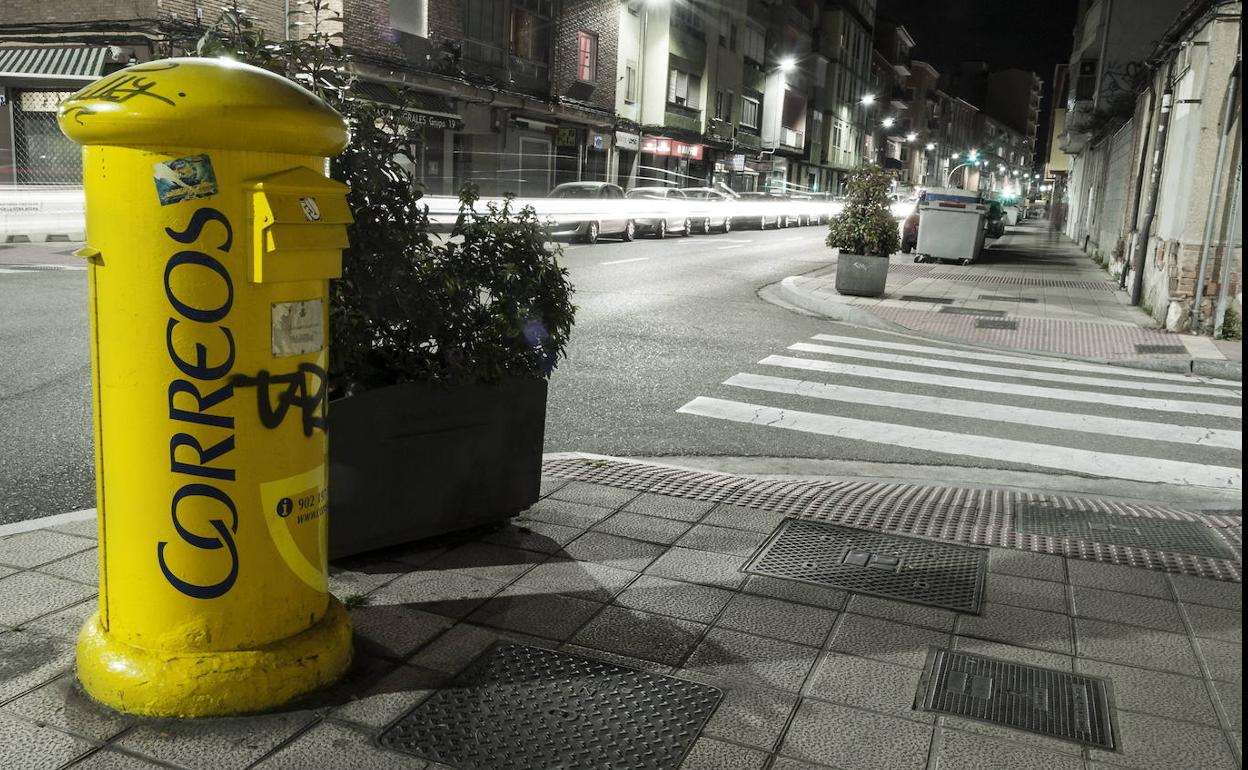 Buzón de Correos en una calle de Valladolid.