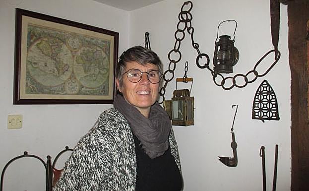 Blanca López Erquicia posa para la entrevista en su domicilio de la Sierra de la Demanda.