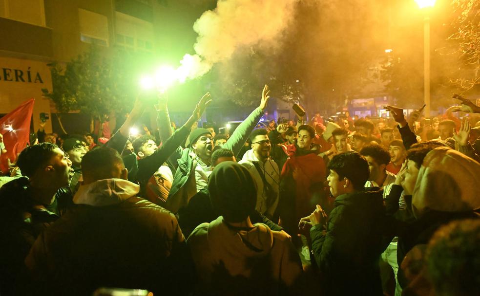 Los ciudadanos marroquíes residentes en Valladolid han celebrado la victoria en la plaza de Lola Herrera, en Las Delicias.