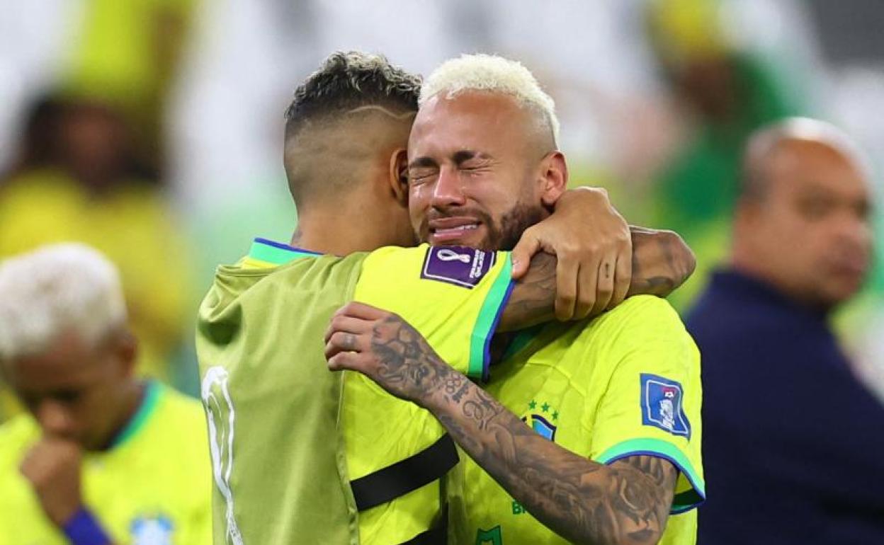 Raphinha abraza a Neymar, que llora desconsolado tras caer en cuartos ante Croacia. 