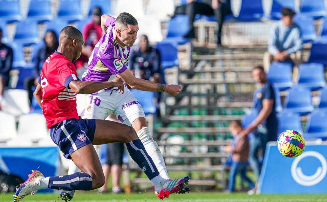Sergi Guardiola chuta ante la oposición de un jugador del Lille. 