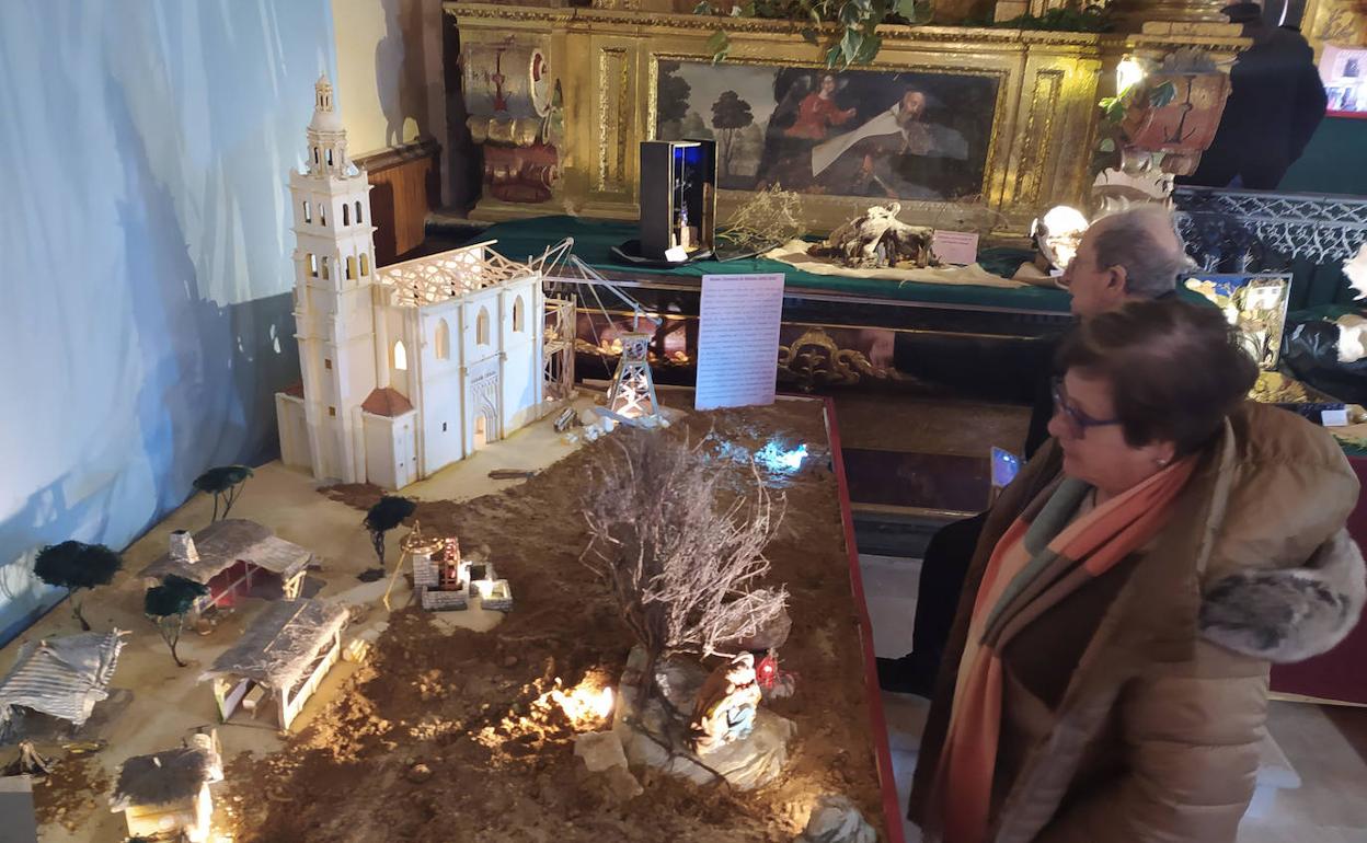 Una mujer contempla uno de los belenes del museo de Medina de Rioseco.