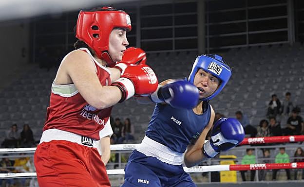 Los combates femeninos fueron espectaculares. 