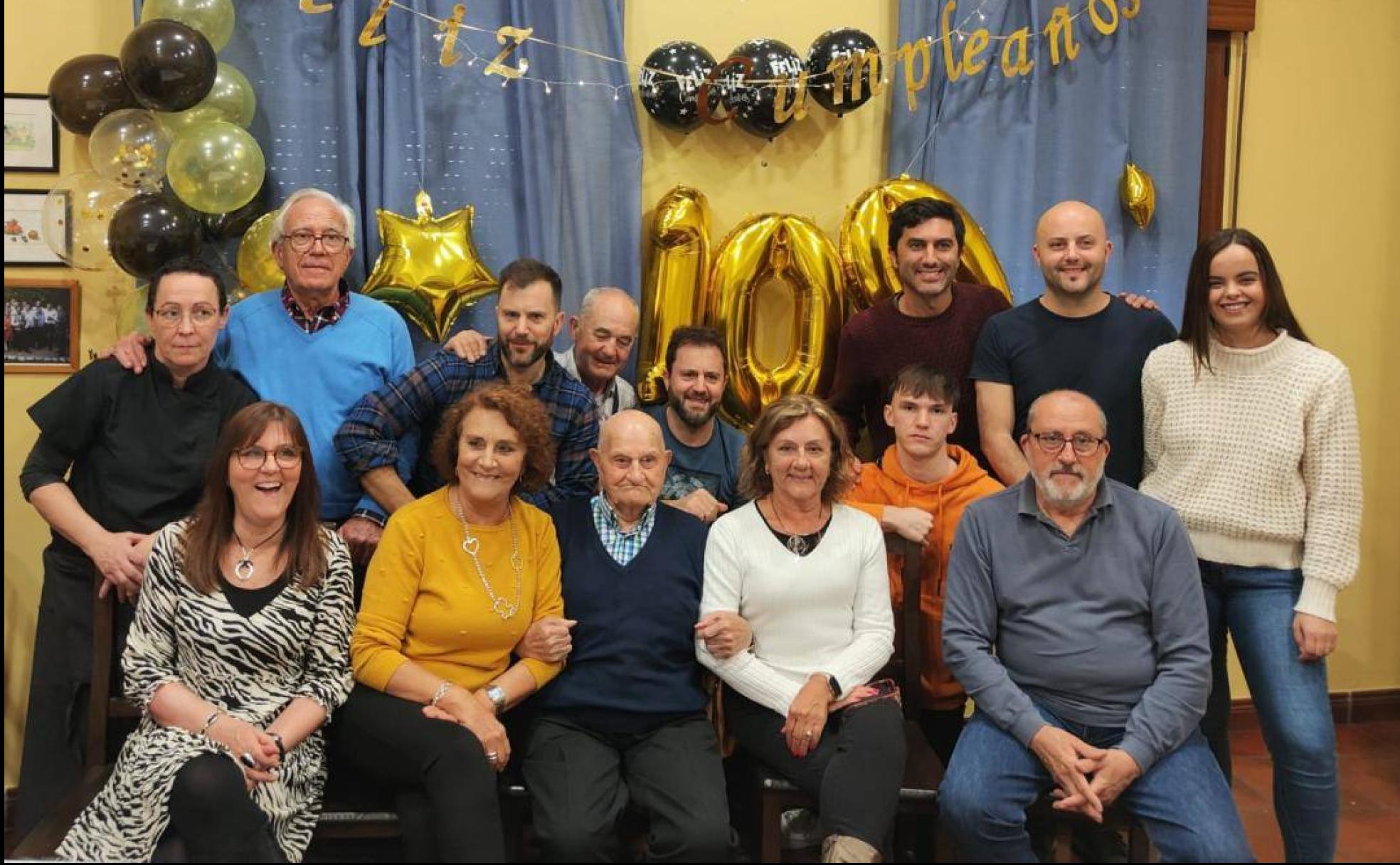 Claudio Badás, rodeado de sus familiares.