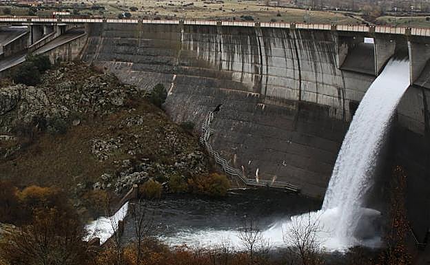 El Pontón Alto aliviando agua este domingo. 