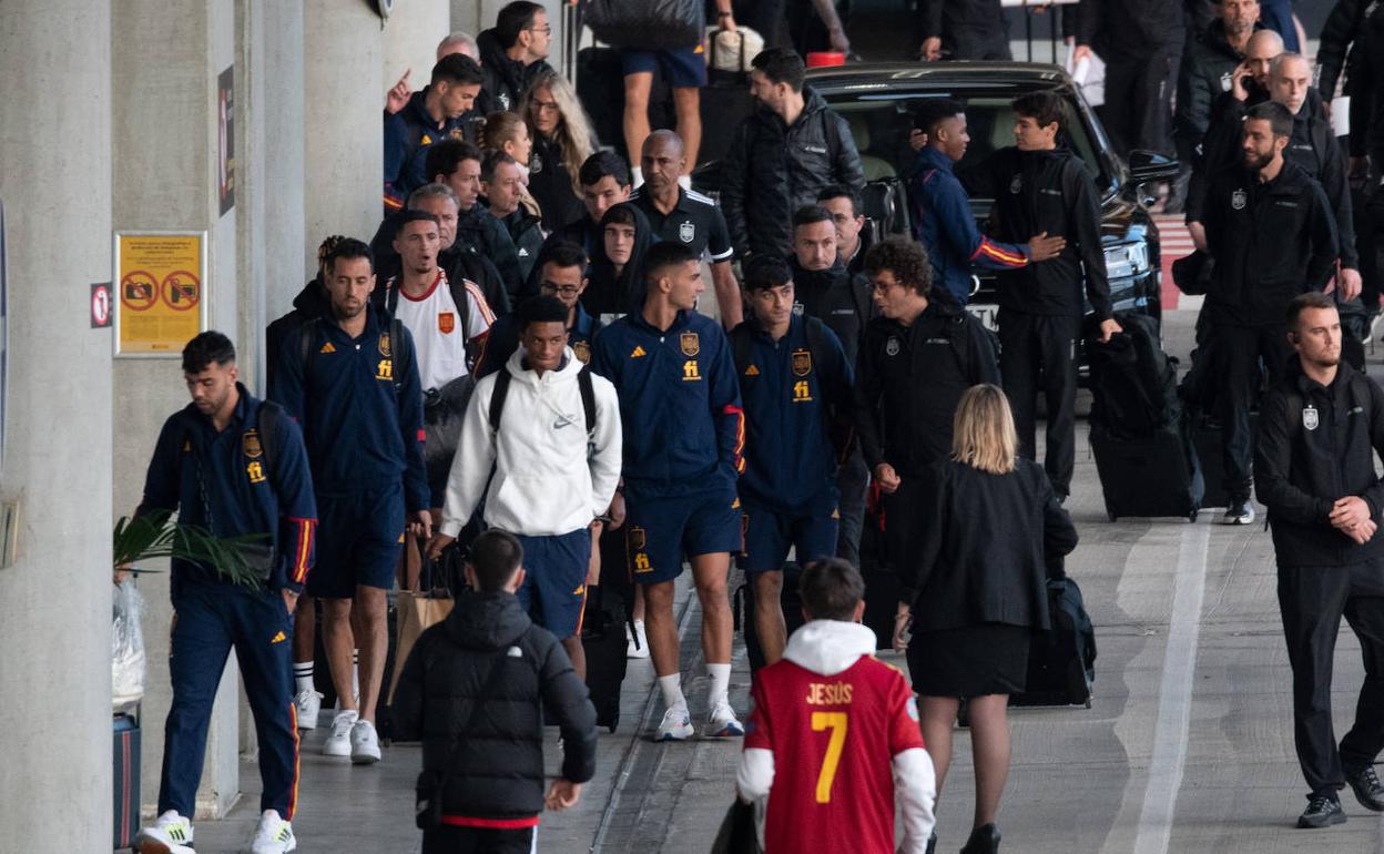 Parte de la selección española de fútbol, a su llegada al aeropuero de Barajas.