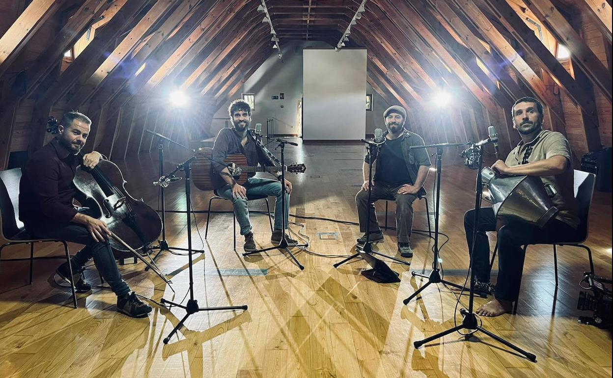 Guille Jové y Héctor Castrillejo, en el centro, durante un ensayo. 