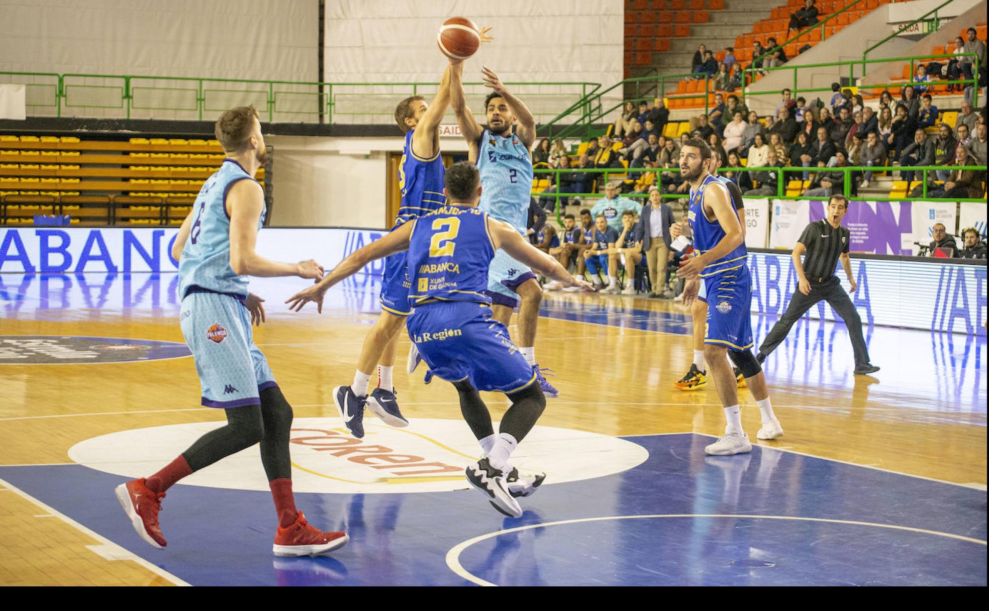 Alec Wintering lanza a canasta en el partido este domingo entre el Ourense y el Zunder Palencia. 