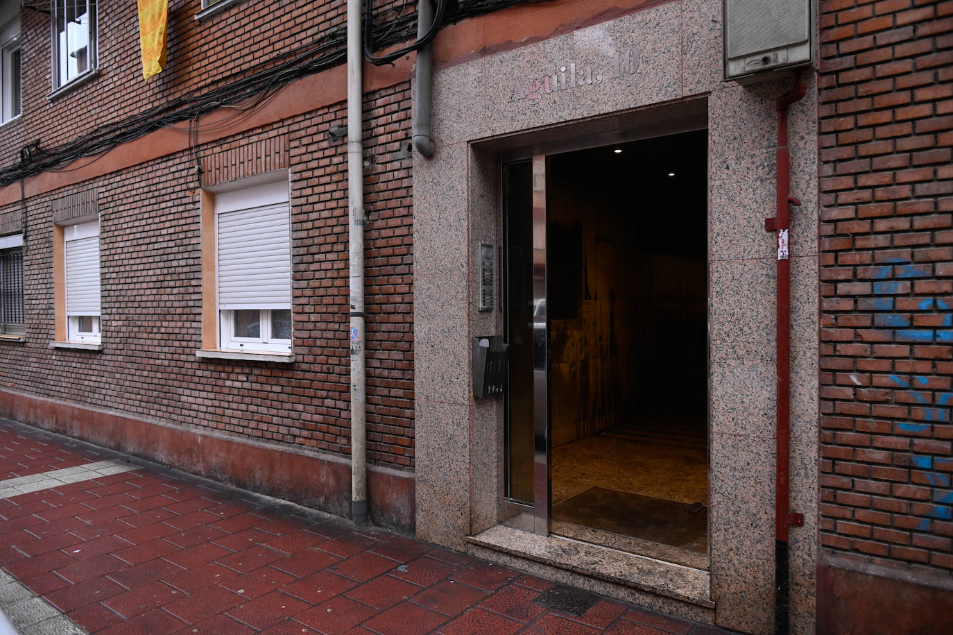 Puerta y portal de la vivienda donde se produjo el incendio.