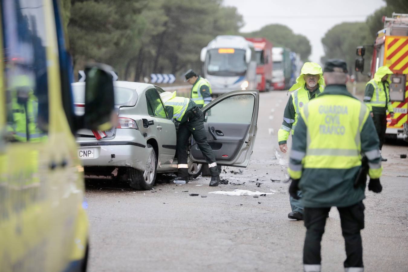 Fotos: Trágico choque frontal entre dos coches en Traspinedo