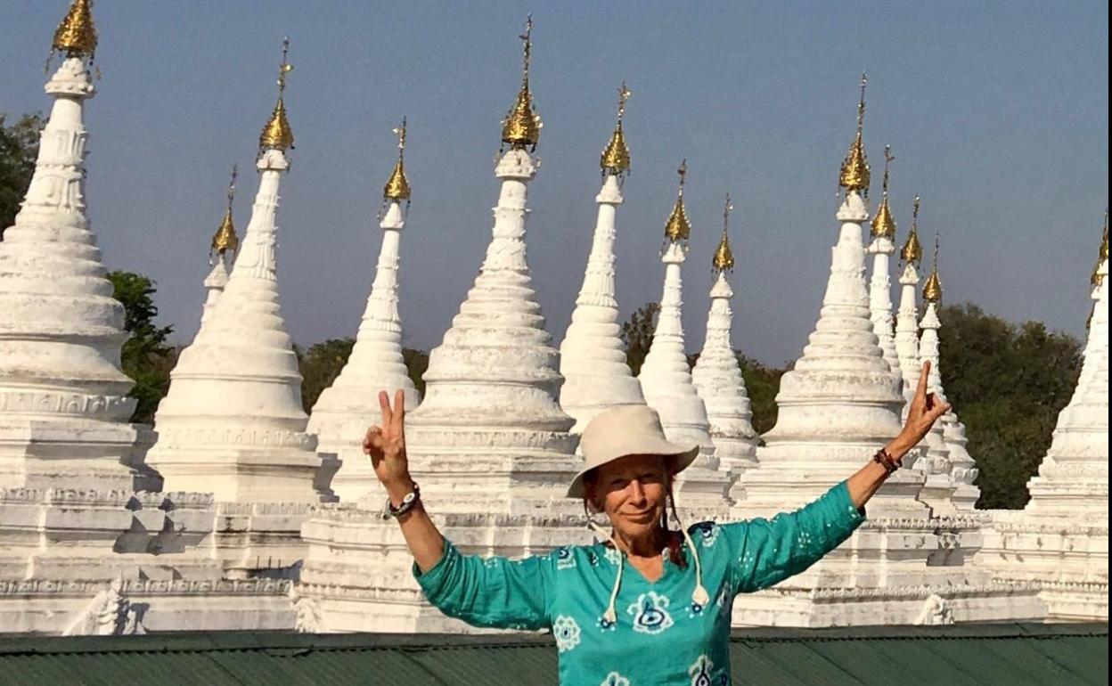 Kandy frente a los estupas del templo de Kuthodaw en Mandalay, Birmania 