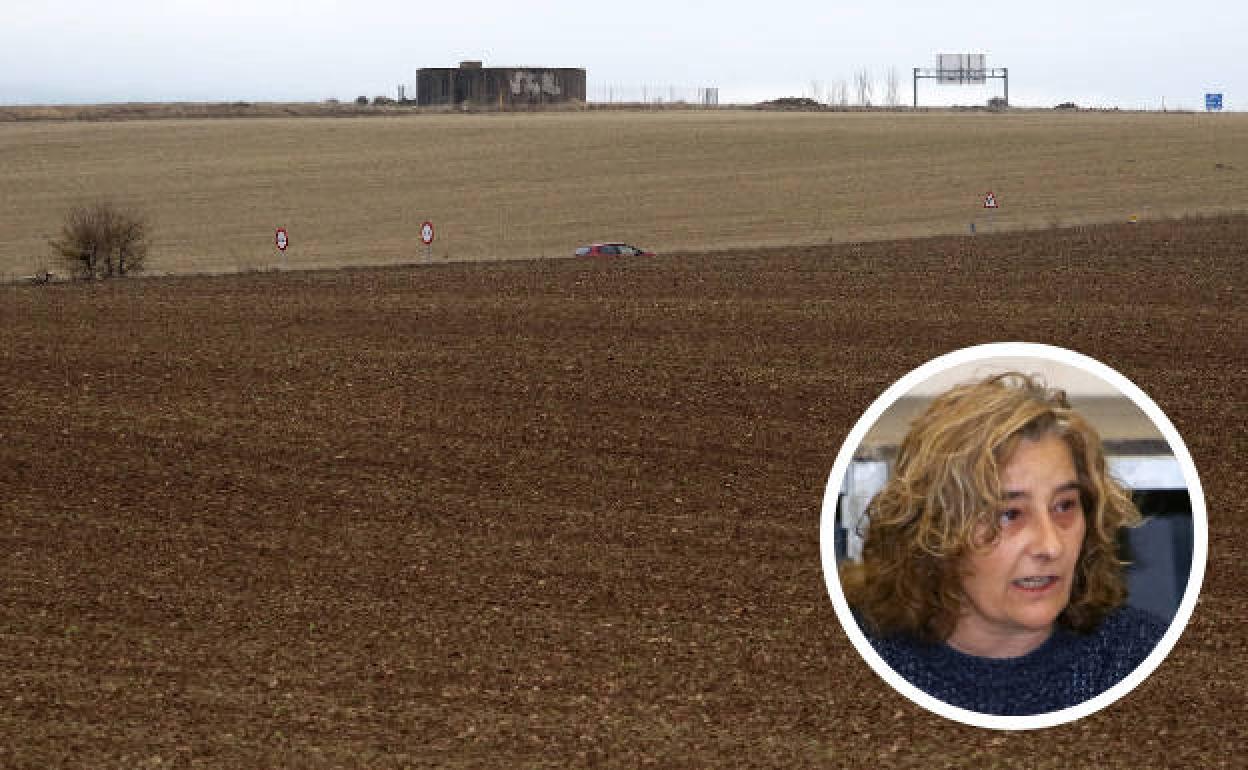 Extensión de suelo en Bernuy de Porreros, con la autovía al fondo, en la que se pretende llevar a cabo el plan regional. El círculo, la alcaldesa, Yolanda de Benito, 