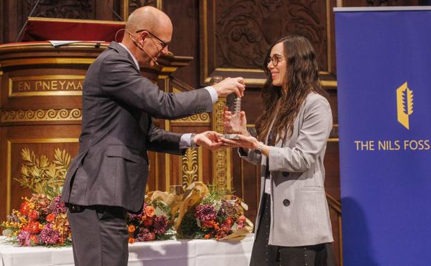 La joven recogiendo el premio 'Nils Foss Talent' en Copenhague.