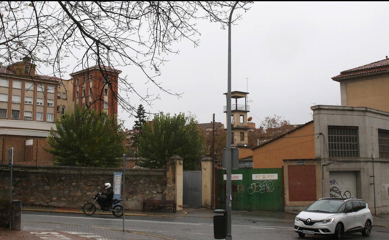 Zona trasera del antiguo parque y de la iglesia de los claretianos, entre los cuales se quiere construir un vial. 