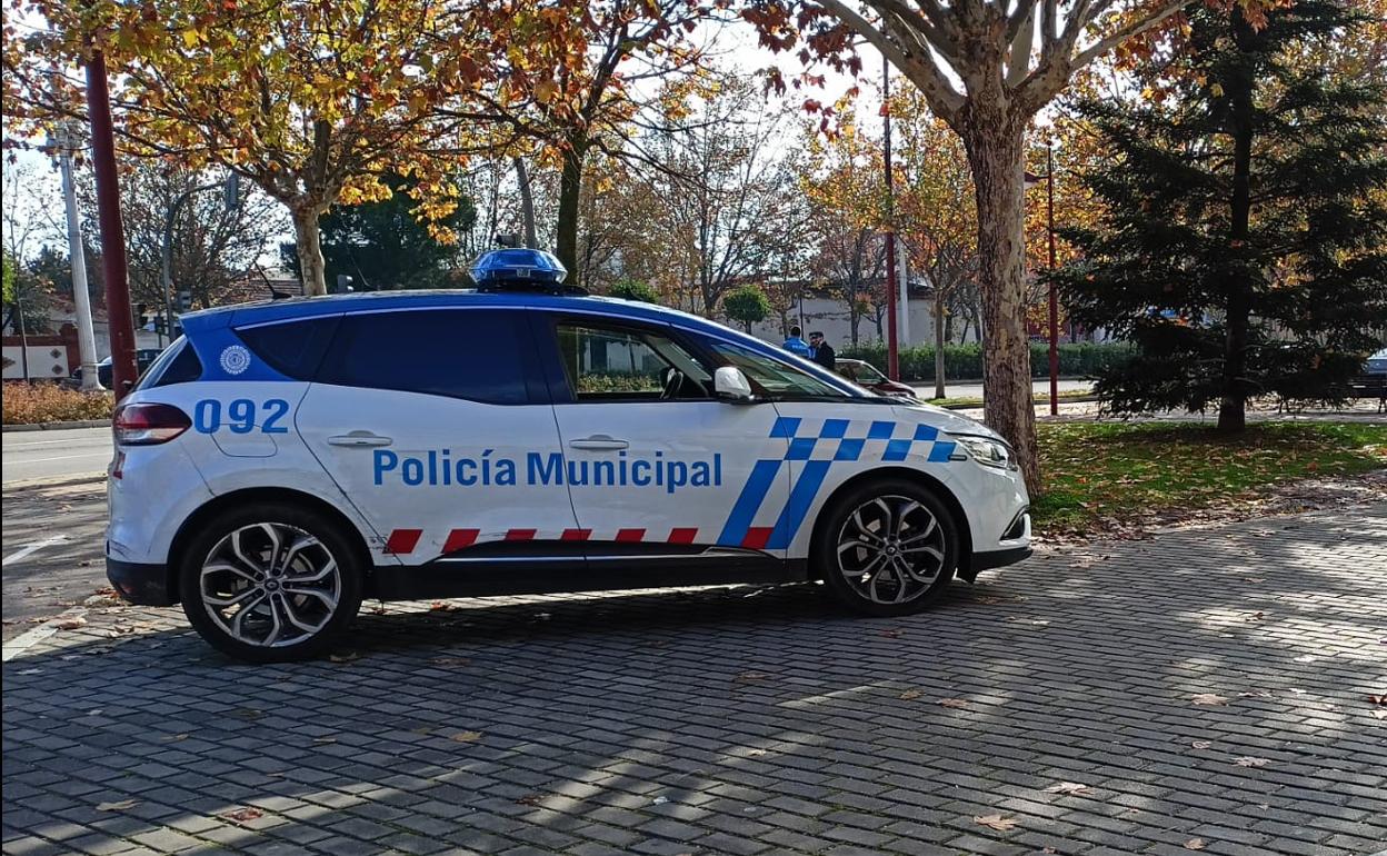 Un vehículo de la Policía Local de Valladolid estacionado en una calle. 